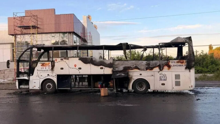 atac-cu-drona-al-ucrainei-in-crimeea-ocupata:-sapte-morti-si-unsprezece-raniti-dupa-ce-un-autobuz-a-fost-lovit