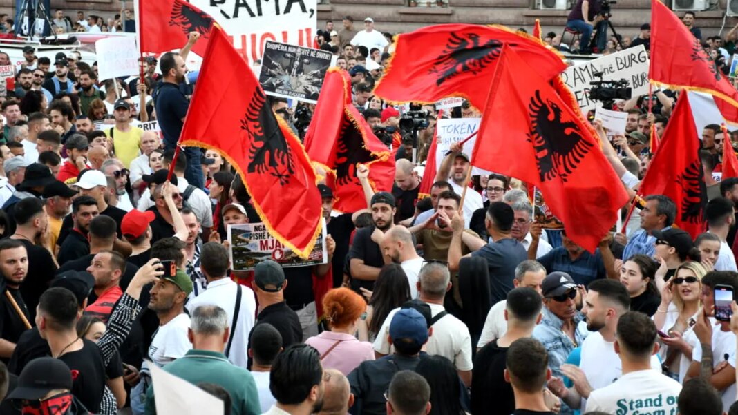 proiectul-sustinut-de-ginerele-lui-donald-trump-starneste-proteste-de-amploare-in-albania