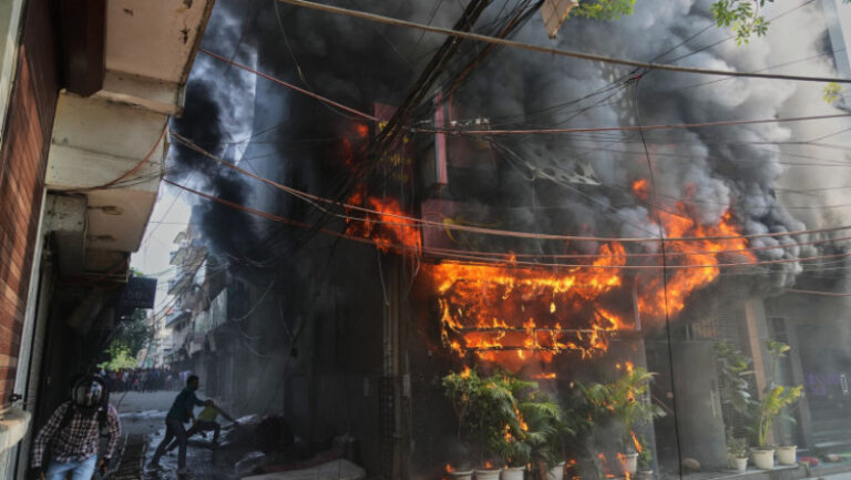 india:-cel-putin-21-de-morti-in-urma-unui-incendiu-izbucnit-intr-un-hotel-din-new-delhi
