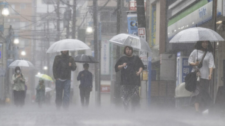 haos-in-japonia-din-cauza-furtunii-tropicale-jangmi:-15-raniti,-zboruri-anulate-si-sute-de-mii-de-sinistrati