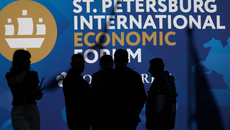 „davosul”-lui-putin,-umbrit-de-razboi-si-stagnare-economica.-fratii-tate-si-influencerita-candace-owens,-printre-invitati