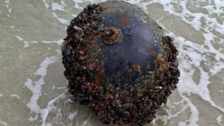 o-mina-marina-descoperita-pe-plaja-dintre-vama-veche-si-2-mai-a-fost-detonata-de-scafandrii-militari