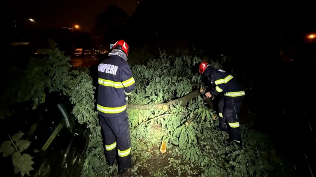 reactia-lui-ciucu,-dupa-furtuna-devastatoare-din-bucuresti:-„nu-poti-pune-o-umbrela-peste-bucuresti”.-primarul-vorbeste-despre-o-situatie-fara-precedent reactia-lui-ciucu,-dupa-furtuna-devastatoare-din-bucuresti:-„nu-poti-pune-o-umbrela-peste-bucuresti”.-primarul-vorbeste-despre-o-situatie-fara-precedent