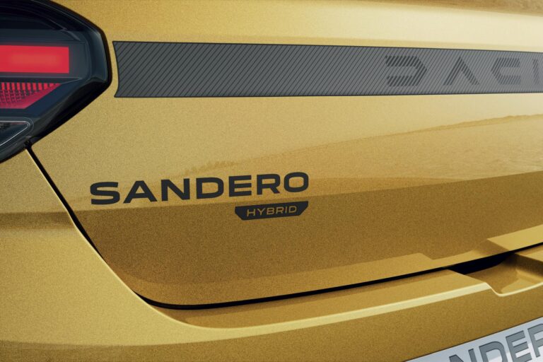 premiera-absoluta-pentru-dacia:-s-au-deschis-comenzile-pentru-noul-sandero-stepway-hybrid-155!-preturile-arata-ca-nu-mai-e-cea-mai-ietina