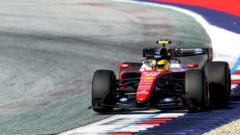 lewis-hamilton-obtine-pole-position-ul-pentru-cursa-sprint-de-la-silverstone-din-formula-1.-pilotul-ferrari-il-intrece-pentru-11-miimi-pe-liderul-clasamentului-general