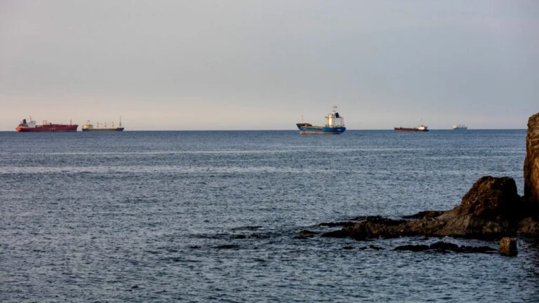 un-petrolier-a-fost-lovit-de-un-proiectil-neidentificat-in-zona-stramtorii-ormuz