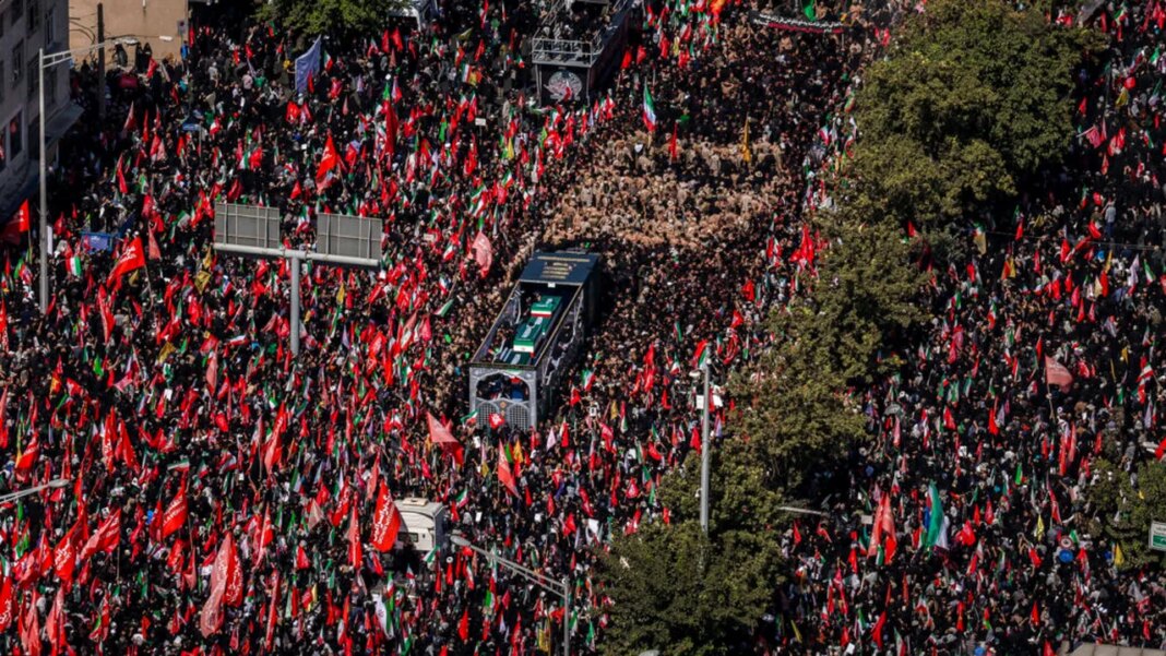 fotografia-lui-trump,-lovita-cu-pietre-la-inmormantarea-ayatollahului-ali-khamenei-in-cadrul-unui-ritual-de-lapidare