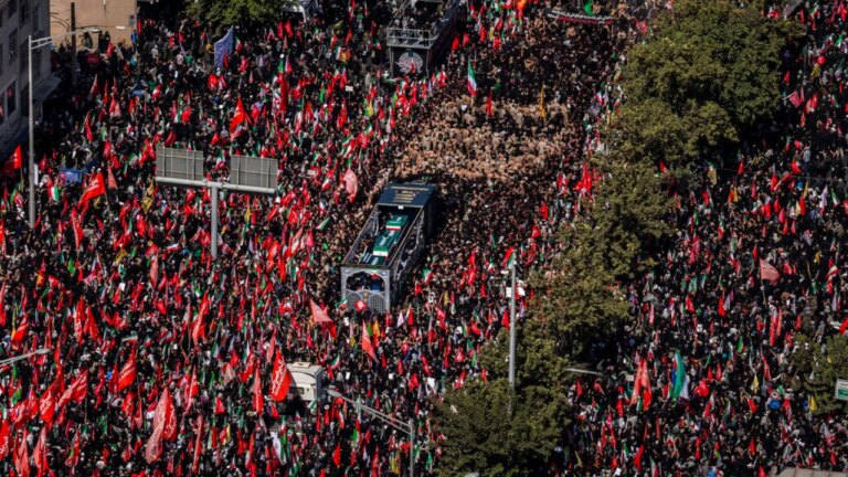 fotografia-lui-trump,-lovita-cu-pietre-la-inmormantarea-ayatollahului-ali-khamenei-in-cadrul-unui-ritual-de-lapidare