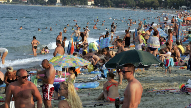 sezonul-vacantelor-si-al-tepelor-din-turism.-cum-sa-ne-ferim-de-inselaciunile-puse-la-cale-de-escroci