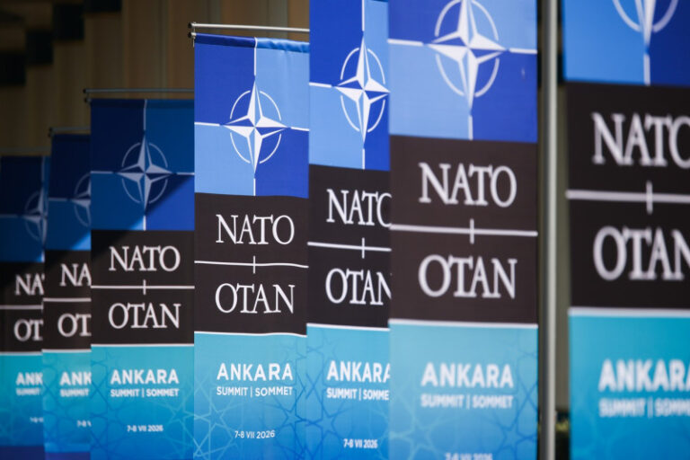 summitul-nato-de-la-ankara,-prima-zi:-forumul-industriei-de-aparare,-primirea-fastuoasa-a-lui-trump-si-un-dineu-de-lux-cu-sefi-de-stat