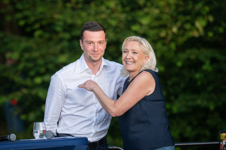 marine-le-pen-si-a-anuntat-candidatura-la-presedintia-frantei:-jordan-bardella-va-fi-prim-ministrul-sau