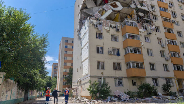 incep-lucrarile-la-blocul-afectat-de-explozia-din-rahova.-cand-vor-putea-intra-locatarii-in-apartamente