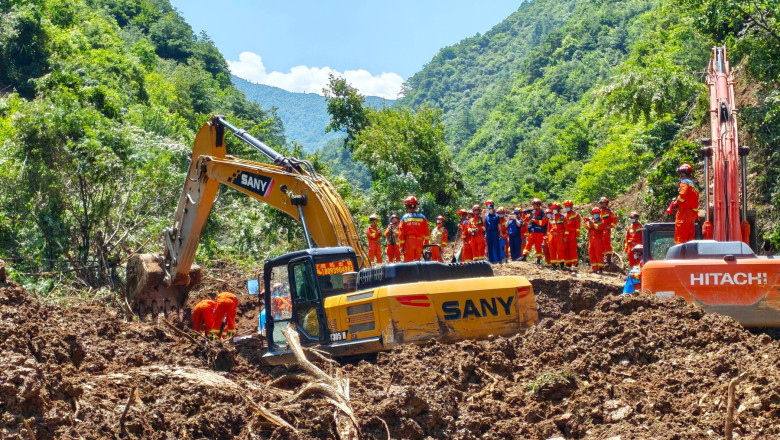 o-alunecare-de-teren-in-nord-vestul-chinei-a-ingropat-peste-30-de-oameni.-bilant:-21-de-morti o-alunecare-de-teren-in-nord-vestul-chinei-a-ingropat-peste-30-de-oameni.-bilant:-21-de-morti
