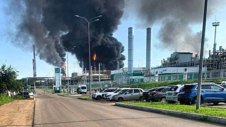 rafinarii,-petroliere,-statie-de-comprimare-si-aerodrom-militar-aruncate-in-aer.-ucraina-a-lansat-un-nou-atac-masiv-asupra-rusiei