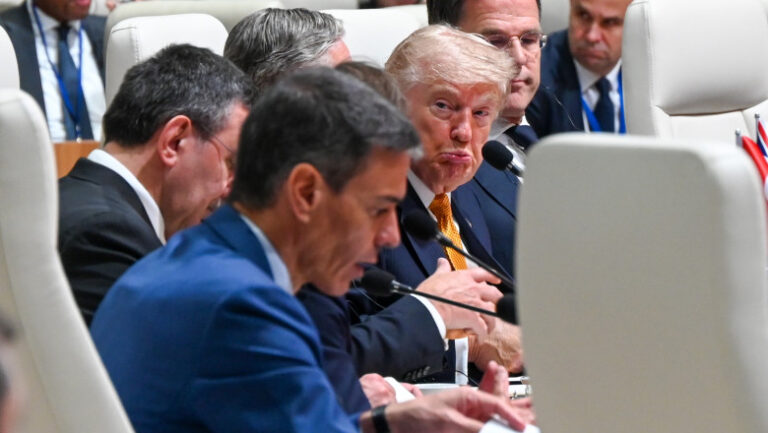 „el-loco”-de-la-casa-alba-vs.-„parazitul”-europei:-cum-il-ajuta-atacurile-lui-donald-trump-pe-premierul-spaniol-pedro-sanchez