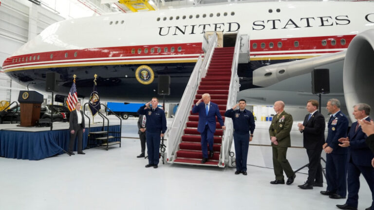 aeroportul-din-palm-beach-are-un-nou-nume:-donald-trump.-decizia-care-starneste-reactii-peste-ocean