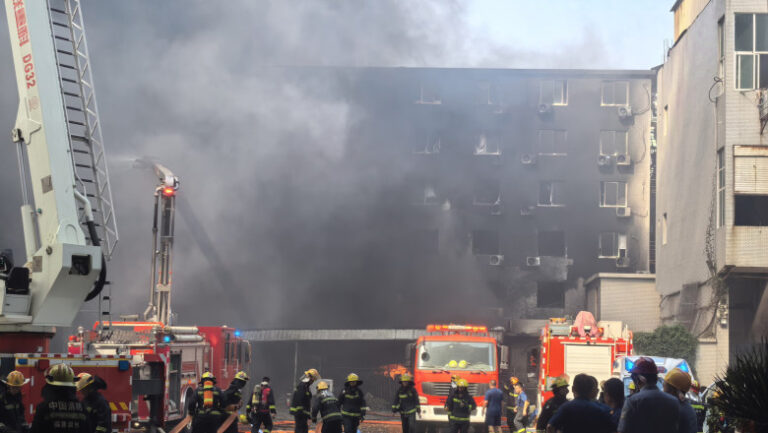 incendiu-in-„capitala-pantofilor”,-in-china:-cel-putin-28-de-morti-dupa-ce-flacarile-au-blocat-oamenii-pe-acoperisul-unei-fabrici