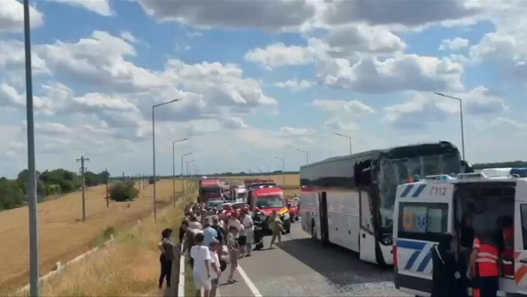 accident-grav-intre-un-autocar-cu-61-de-persoane-si-un-autotren,-in-calarasi.-a-fost-activat-planul-rosu-de-interventie