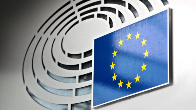 ue-pregateste-noi-sanctiuni-pentru-retelele-de-trafic-de-migranti,-droguri-si-arme.-ce-masuri-propune-comisia-europeana