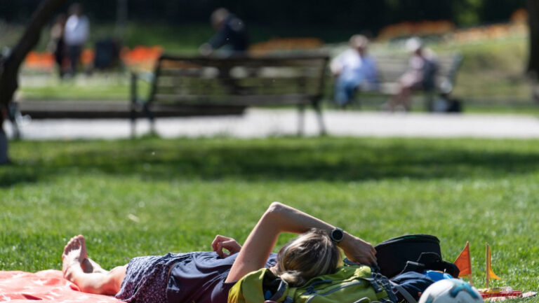 vremea-se-incalzeste-din-nou-in-weekend.-meteorolgii-anunta-cand-sunt-asteptate-din-nou-ploi-si-vijelii