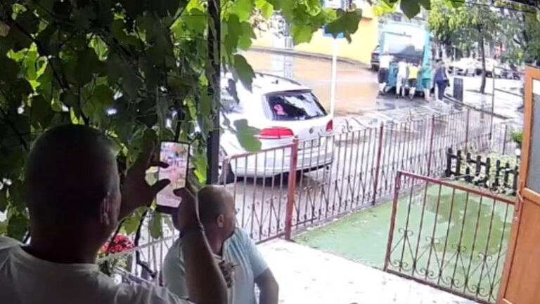 mai-multe-femei-imping-un-microbuz-blocat-in-trafic-in-galati,-in-timp-ce-barbati-aflati-la-terasa-filmeaza-si-comenteaza
