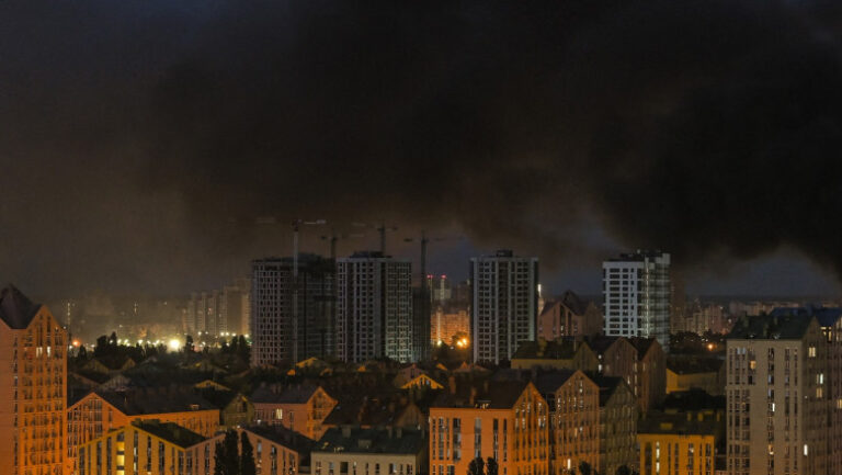 explozii-puternice-la-kiev:-rusia-a-atacat-capitala-ucrainei-cu-rachete-balistice.-10-oameni-au-fost-raniti