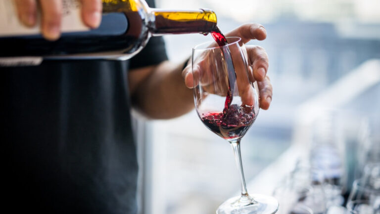 este-un-pahar-de-vin-rosu-pe-zi-benefic-pentru-inima?-un-nou-studiu-incearca-sa-clarifice-riscurile-si-beneficiile-alcoolului