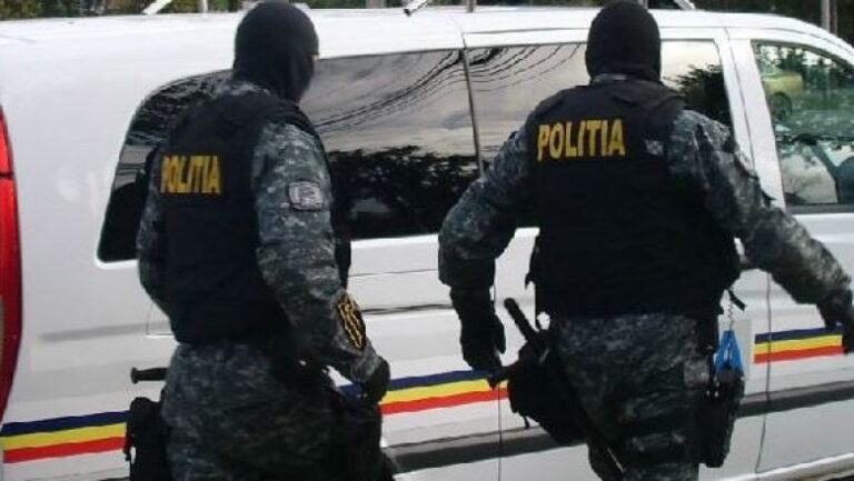 interventie-in-forta-a-mascatilor-in-bucuresti.-un-barbat-ameninta-ca-isi-face-rau-cu-un-cutit-si-s-a-baricadat-in-locuinta