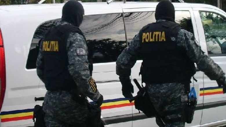 interventie-in-forta-a-mascatilor-in-bucuresti.-un-barbat-ameninta-ca-isi-face-rau-cu-un-cutit-si-s-a-baricadat-in-locuinta interventie-in-forta-a-mascatilor-in-bucuresti.-un-barbat-ameninta-ca-isi-face-rau-cu-un-cutit-si-s-a-baricadat-in-locuinta