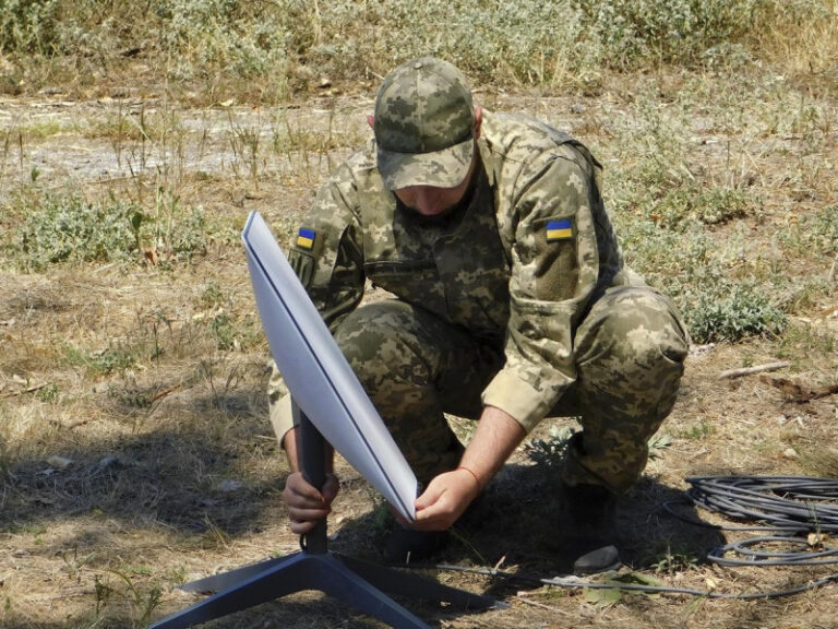 cum-s-a-adaptat-rusia-la-atacurile-cu-drone-ale-ucrainei-si-ce-solutie-a-gasit-pentru-inlocuirea-terminalelor-starlink-dezactivate