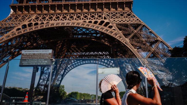 turnul-eiffel,-muzeele-luvru-si-orsay-se-inchid-mai-devreme-din-cauza-caniculei.-37-de-departamente-din-franta,-cu-alerta-rosie