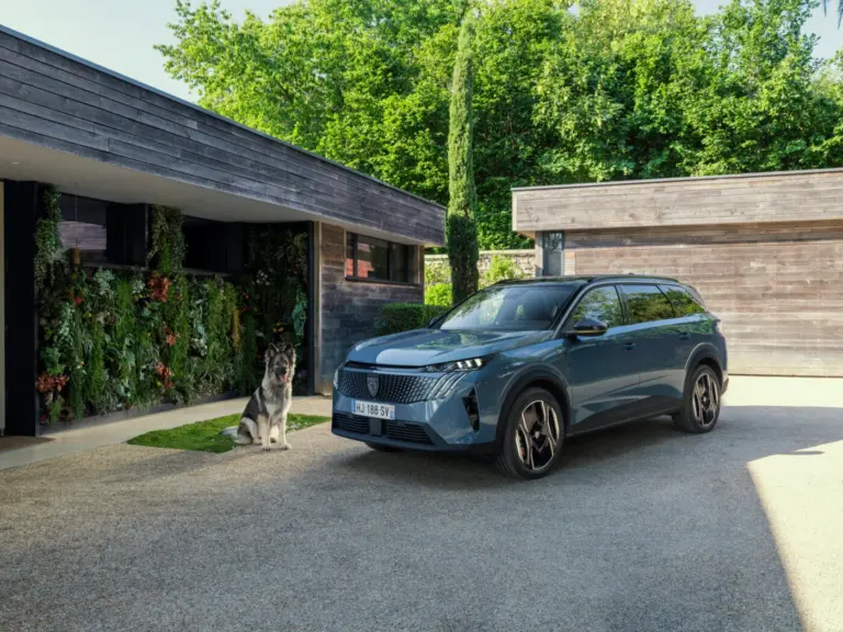 prietenul-cel-mai-bun-al-omului-are-acum-masina-ideala:-peugeot-a-dezvaluit-conceptul-e-5008-dog-edition