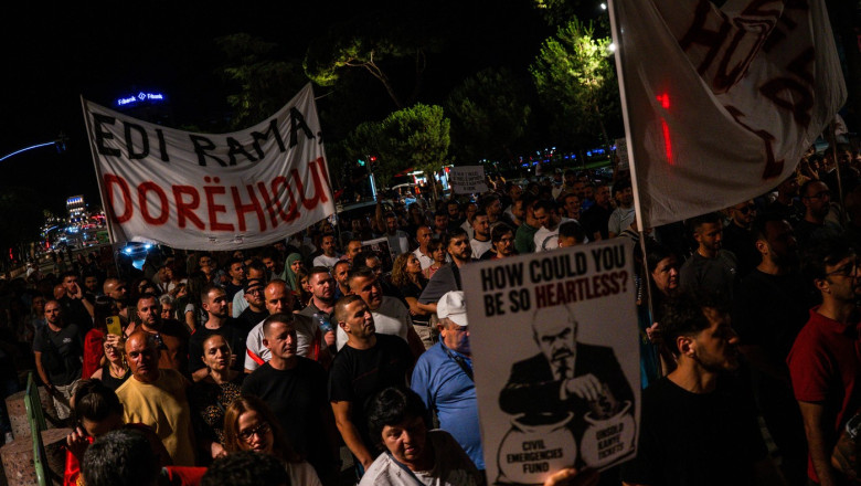in-timp-ce-mii-de-oameni-protestau-la-tirana,-premierul-albaniei-il-primea-cu-mare-pompa-pe-kanye-west in-timp-ce-mii-de-oameni-protestau-la-tirana,-premierul-albaniei-il-primea-cu-mare-pompa-pe-kanye-west