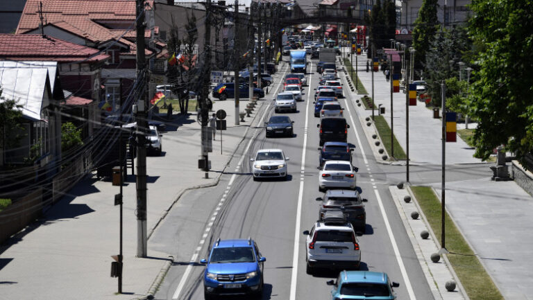trafic-intens-spre-bucuresti:-se-circula-in-coloana-pe-valea-prahovei-si-autostrada-soarelui.-rute-alternative-recomandate