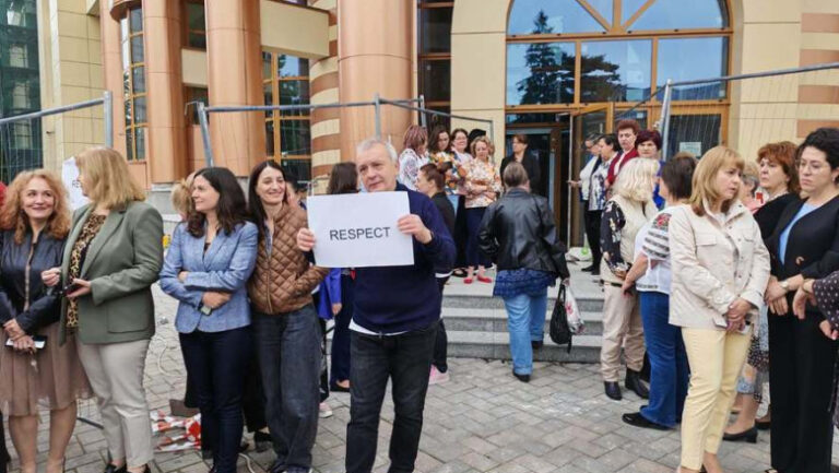 „standarde-inalte-–-recompense-pe-masura!”-sindicalistii-din-finante-anunta-un-nou-protest-fata-de-proiectul-noii-legi-a-salarizarii