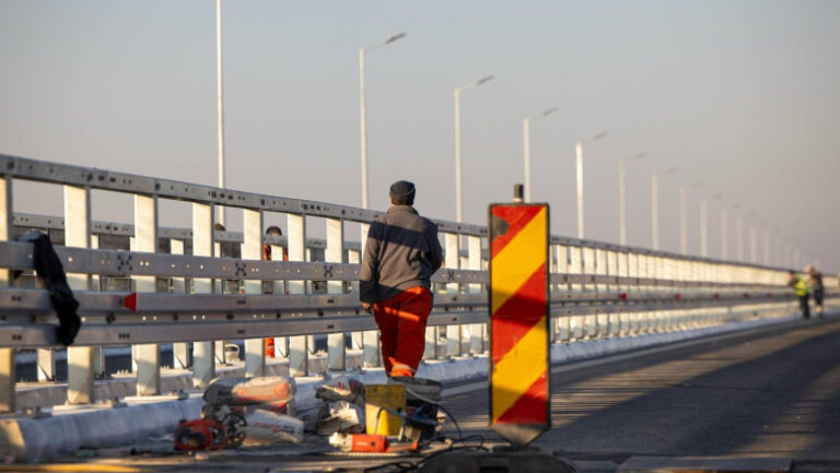 restrictii-de-circulatie-pe-autostrada-moldovei,-din-cauza-reparatiilor-la-parapet.-autoritatile-cer-soferilor-sa-circule-cu-prudenta