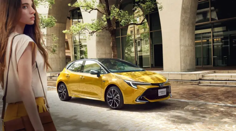 toyota-„imbraca”-corolla-in-mustar,-caci-partea-frontala-n-a-mai-putut-o-schimba:-editia-aniversara-de-60-de-ani