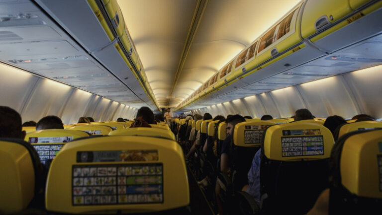 sotia-sarbului-care-a-fost-la-un-pas-de-a-fi-aspirat-afara-dintr-un-avion-povesteste-momentele-de-groaza-prin-care-a-trecut