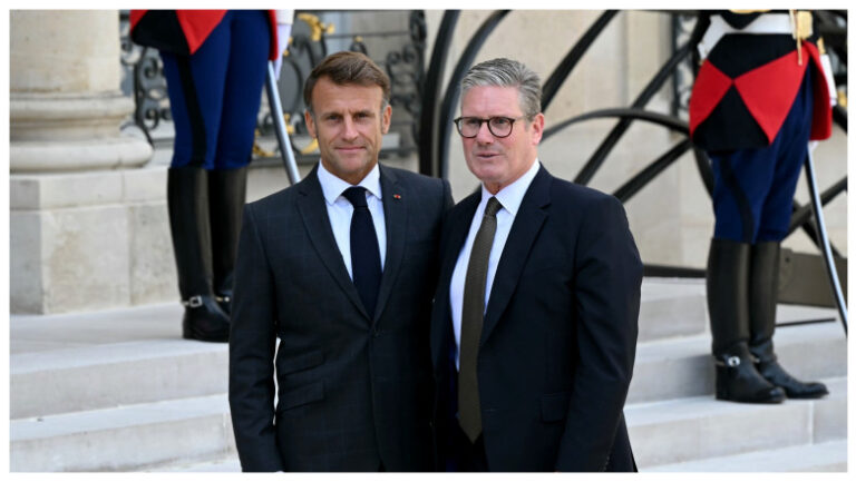 macron-l-a-decorat-pe-keir-starmer-cu-legiunea-de-onoare-inainte-ca-acesta-sa-paraseasca-functia-de-premier