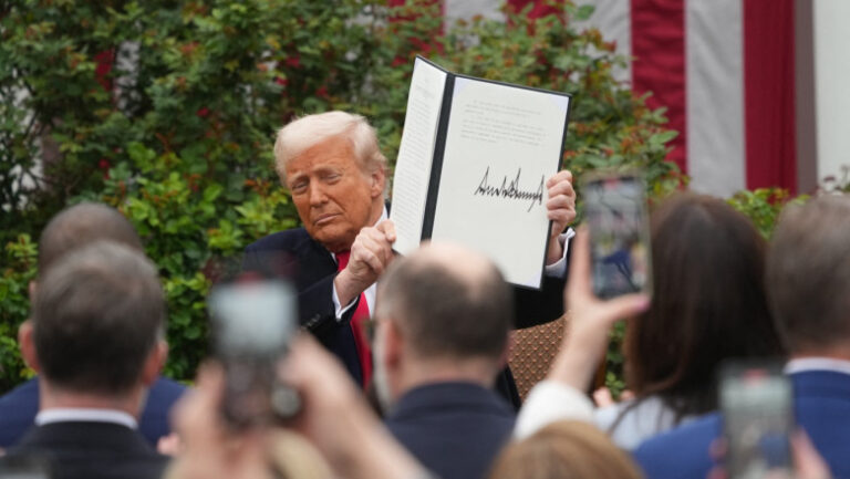 sua-au-restituit-zeci-de-miliarde-de-dolari-din-taxele-impuse-de-trump,-dupa-ce-curtea-suprema-le-a-declarat-ilegale