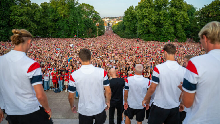 cm-2026-fotbalistii-norvegieni,-primiti-triumfal-la-oslo:-90.000-de-fani-si-printul-mostenitor-cantand-la-toba