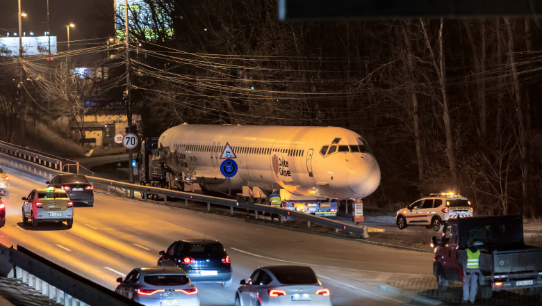 un-avion-dezafectat-a-blocat-o-intersectie-din-cluj-napoca un-avion-dezafectat-a-blocat-o-intersectie-din-cluj-napoca
