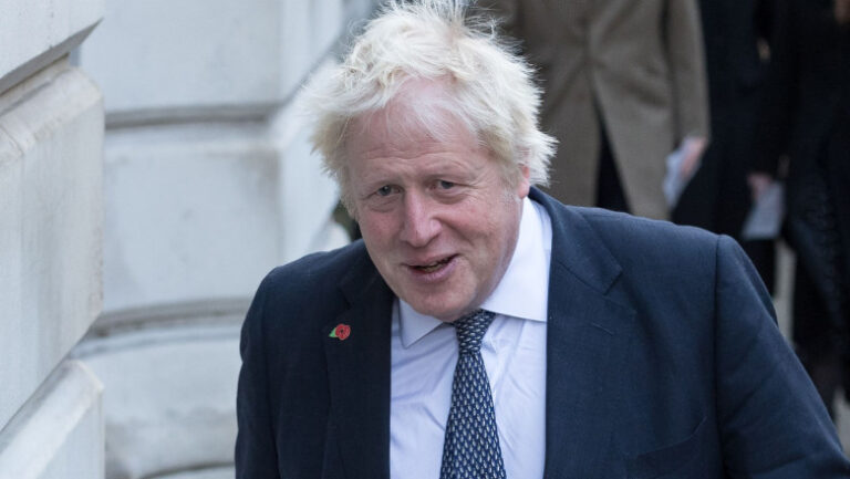 ancheta:-guvernul-boris-johnson-a-irosit-10-miliarde-de-lire-in-pandemie.-contracte-pentru-firme-de-casa-ale-partidului-conservator