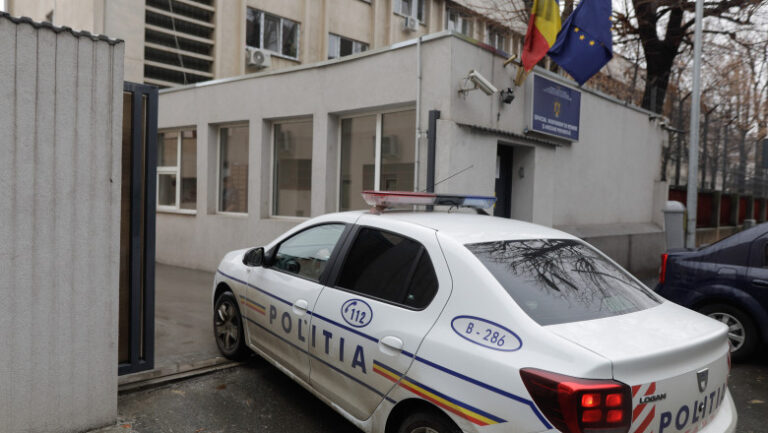 un-barbat-a-trecut-nestingherit-pe-sub-poarta-arestului-central-dupa-fier-vechi.-intrarea,-pazita-de-batalionul-8-al-jandarmeriei