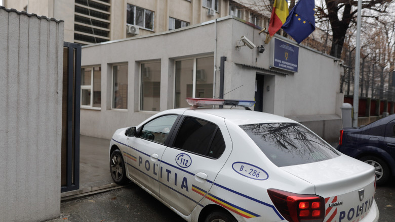 un-barbat-a-trecut-nestingherit-pe-sub-poarta-arestului-central-dupa-fier-vechi.-intrarea,-pazita-de-batalionul-8-al-jandarmeriei un-barbat-a-trecut-nestingherit-pe-sub-poarta-arestului-central-dupa-fier-vechi.-intrarea,-pazita-de-batalionul-8-al-jandarmeriei