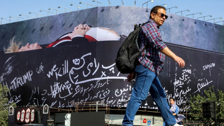 un-panou-gigantic-in-teheran-il-infatiseaza-pe-trump-intr-un-sicriu