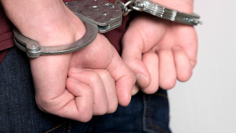 sase-romani-au-fost-arestati-dupa-ce-au-obligat-mai-multe-tinere-sa-se-prostitueze-in-cartierul-rosu-din-amsterdam