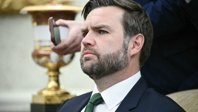 jd-vance:-administratia-trump-„a-dat-o-rau-de-tot-in-bara”-cu-dosarele-epstein.-ce-spune-despre-legaturile-cu-serviciile-secrete