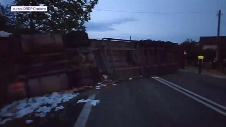 valea-oltului,-blocata-dupa-ce-un-autocamion-a-patruns-pe-contrasens-si-s-a-rasturnat-pe-dn7
