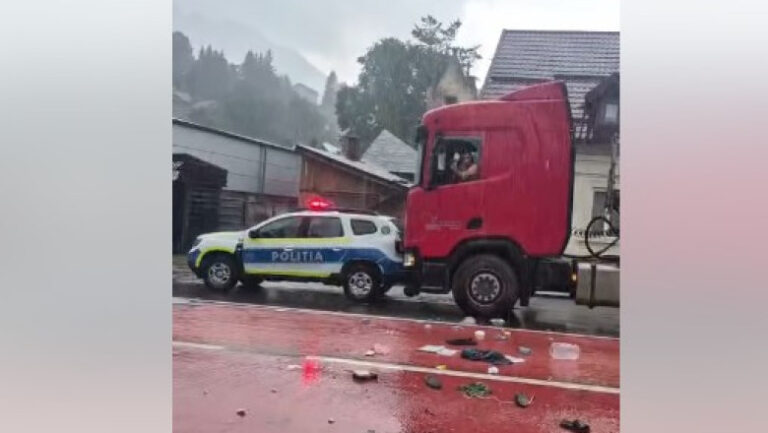 masina-de-politie,-lovita-de-un-tir-in-busteni.-soferul-s-a-baricadat-in-cabina-si-a-fost-scos-de-politisti